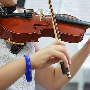 tocando el violín