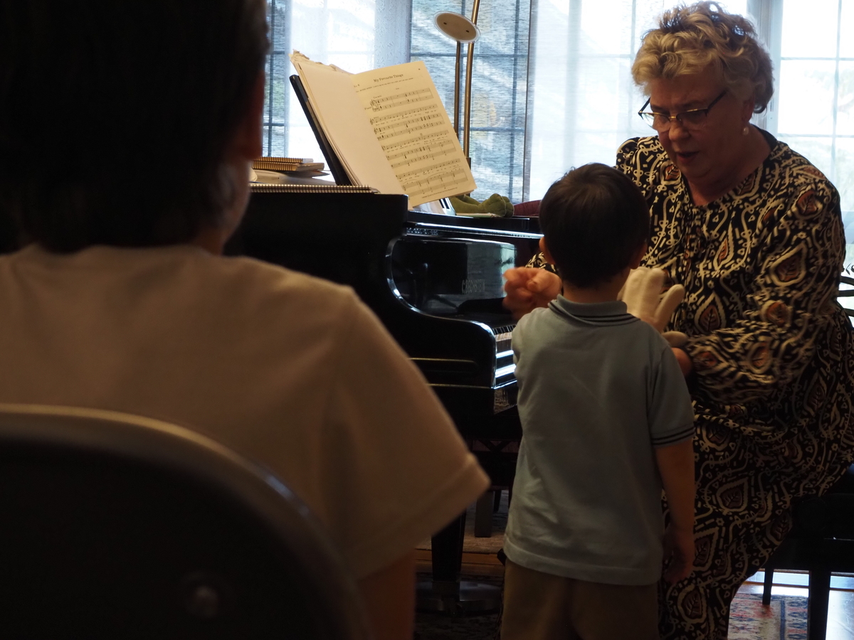 Mujer dando clases de piano