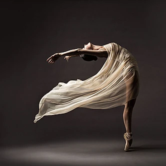 mujer realizando danza artística